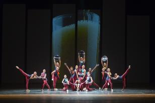 Bailarinas da Escola de Dança do Teatro Guaíra apresentam Tum Tá
