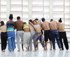 Bailarinos e bailarinas executam parte da coreografia no estúdio de dança do Balé Teatro Guaíra. 