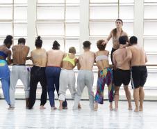 Bailarinos e bailarinas executam coreografia no estúdio de dança do Balé Teatro Guaíra.