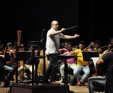 Ensaio da Orquestra e cantores no Guairão