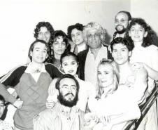 Ziraldo com grupo no Teatro Guaíra