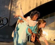 “Desencont(r)os”: Escola Ballet Coppelia do Brasil leva contos de fadas embaralhados ao Guairão