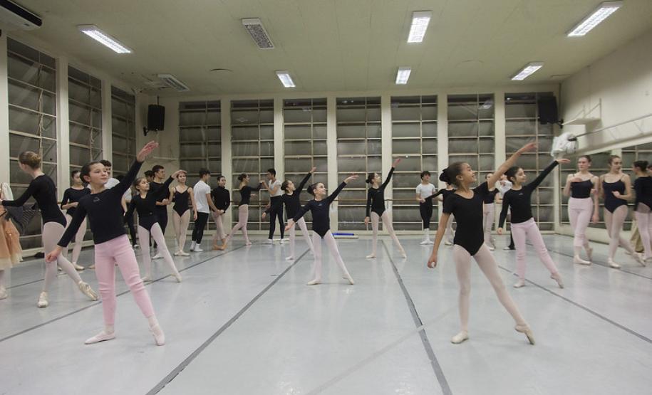 Escola de Dança Teatro Guaíra apresenta espetáculo João e Maria em novembro