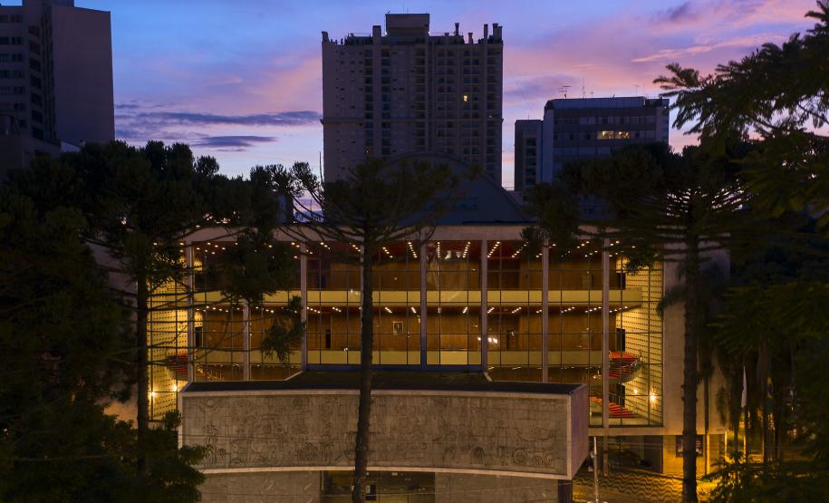 Teatro Guaíra seleciona arquivista e fisioterapeuta