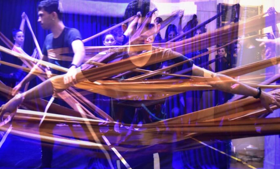 A gente se acostuma, inspirado na obra de Marina Colasanti, em cartaz no Guairinha