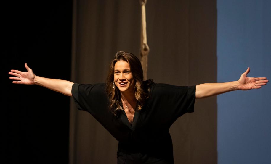 Fernanda Gentil com espetáculo Sem Cerimônia no Guairão