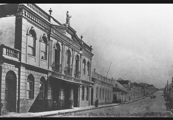 Fachada do antigo prédio do Teatro Guaíra, localizado na rua Doutor Muricy. O ano é 1906. 