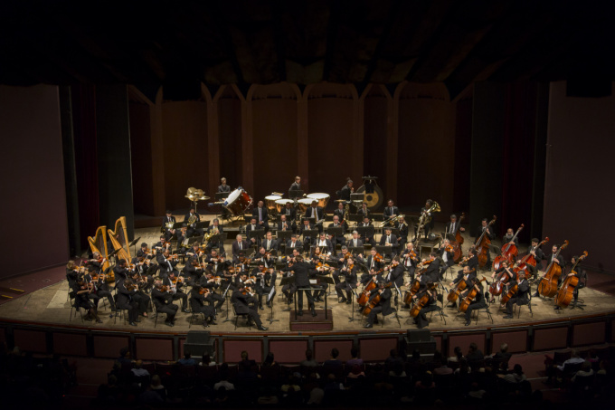 Foto dos músicos da OSP durante um concerto no Guairão