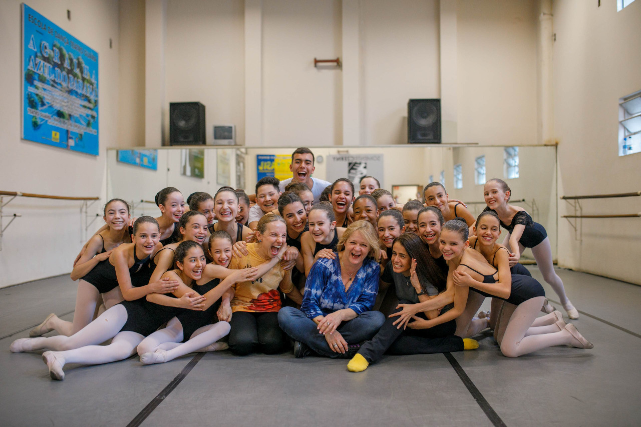 Turma de alunos da Escola de Dança Teatro Guaíra 