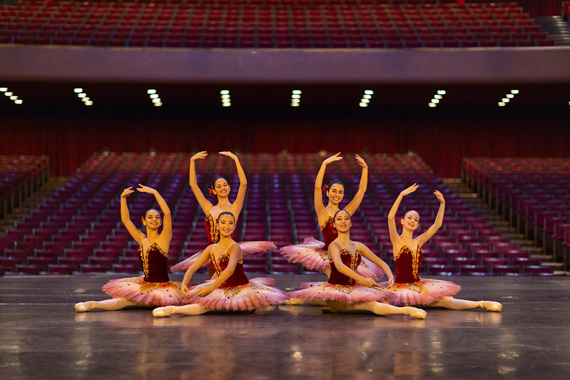 Teatro Guaíra faz apresentações de dança gratuitas em pontos turísticos de Curitiba