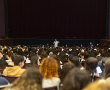 Teatro Guaíra recebe alunos de escolas públicas para apresentação do Terra Brasilis