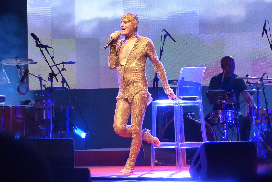Ney em show da turnê.