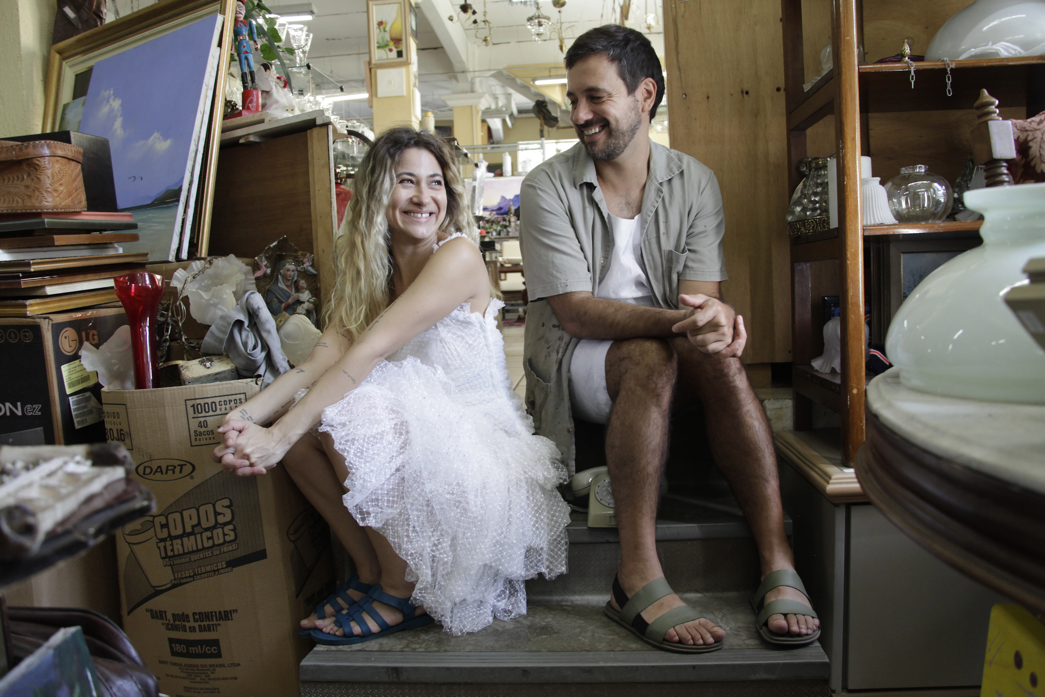 Os atores em cenas da peça.