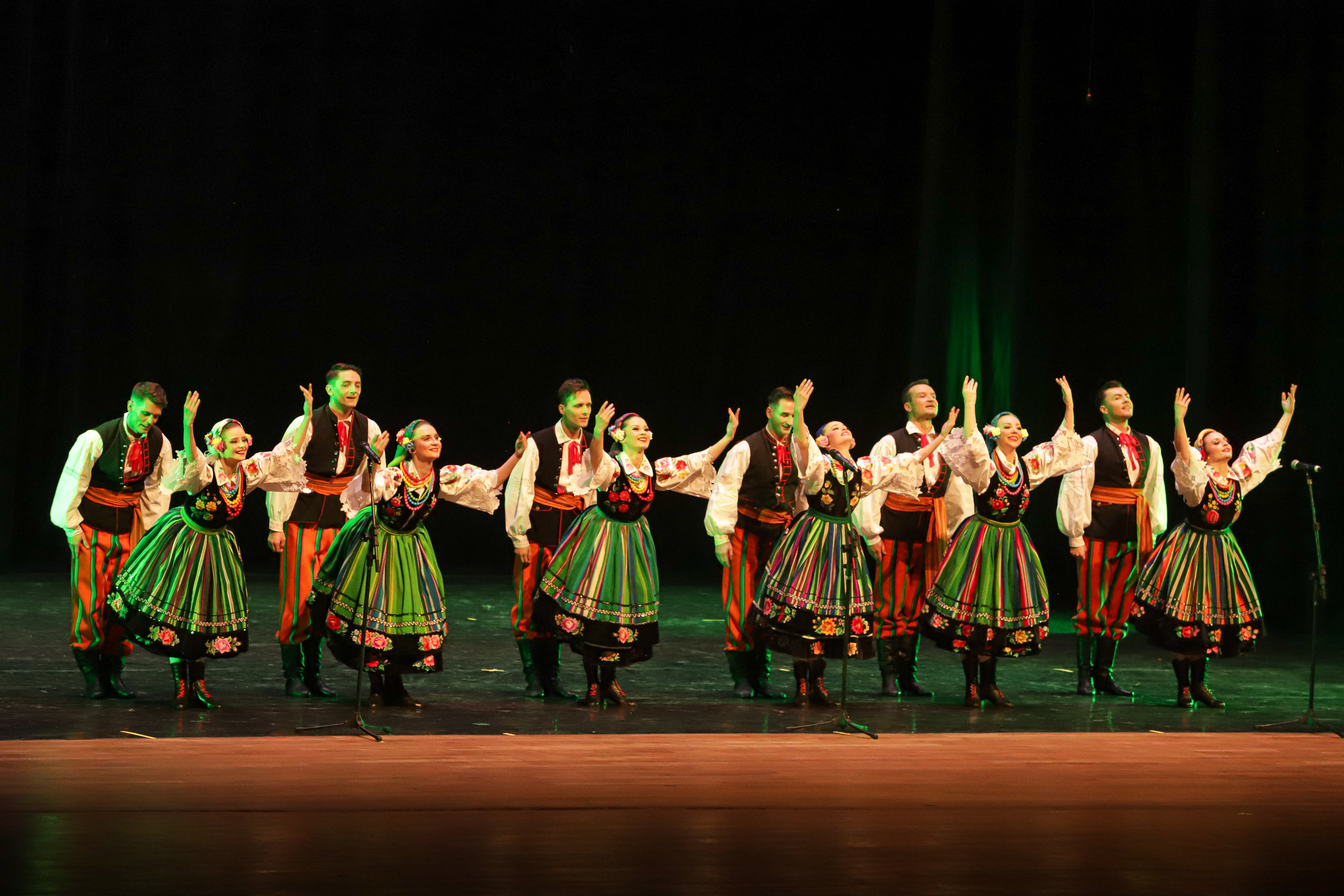No Teatro Guaíra, em Curitiba, pela primeira vez no Brasil, a Companhia Nacional de Canto e Dança Śląsk, da Polônia, se apresentou ao lado do Balé Teatro Guaíra e do Grupo Polônes do Paraná Wisła.