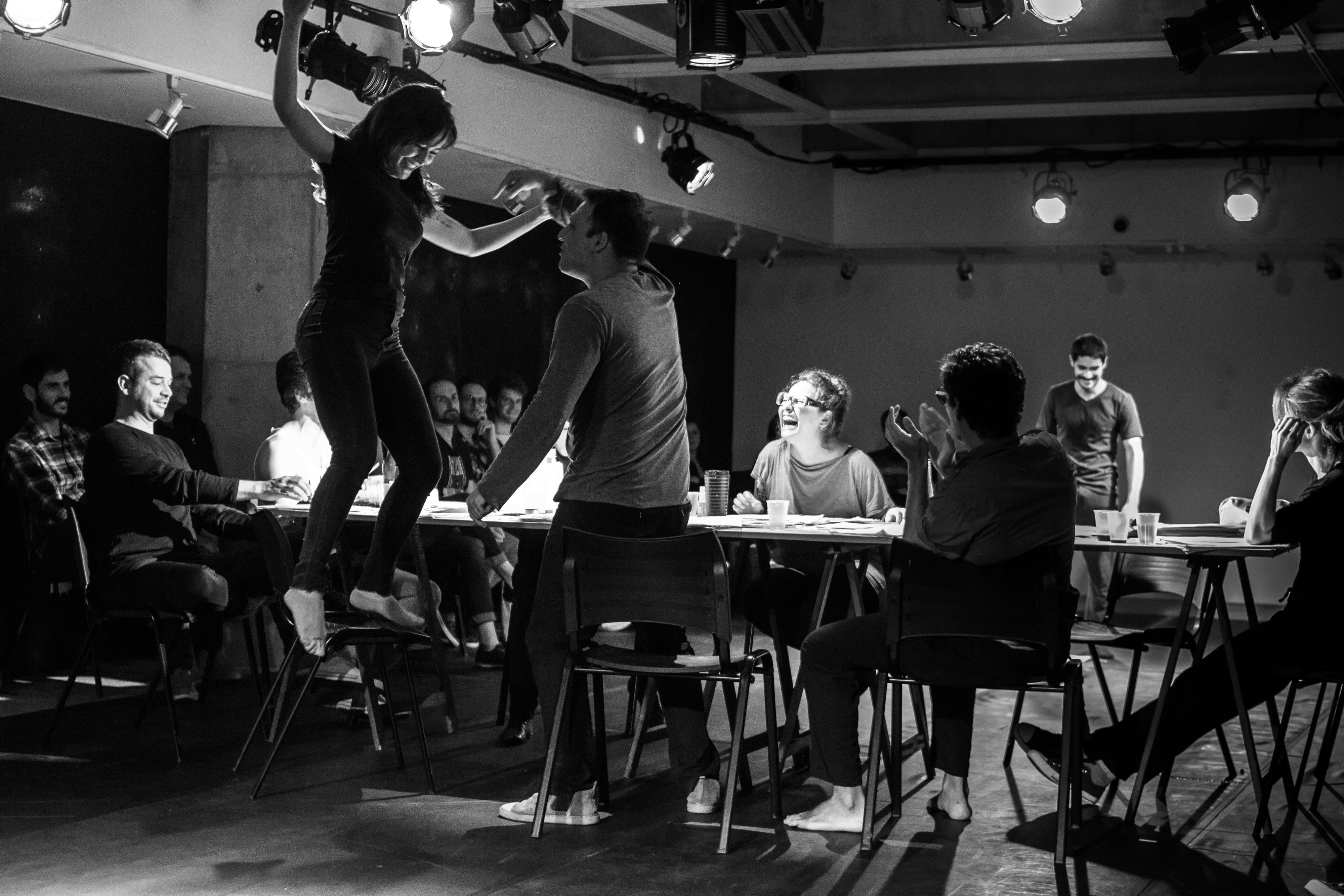 Personagens reunidos numa mesa