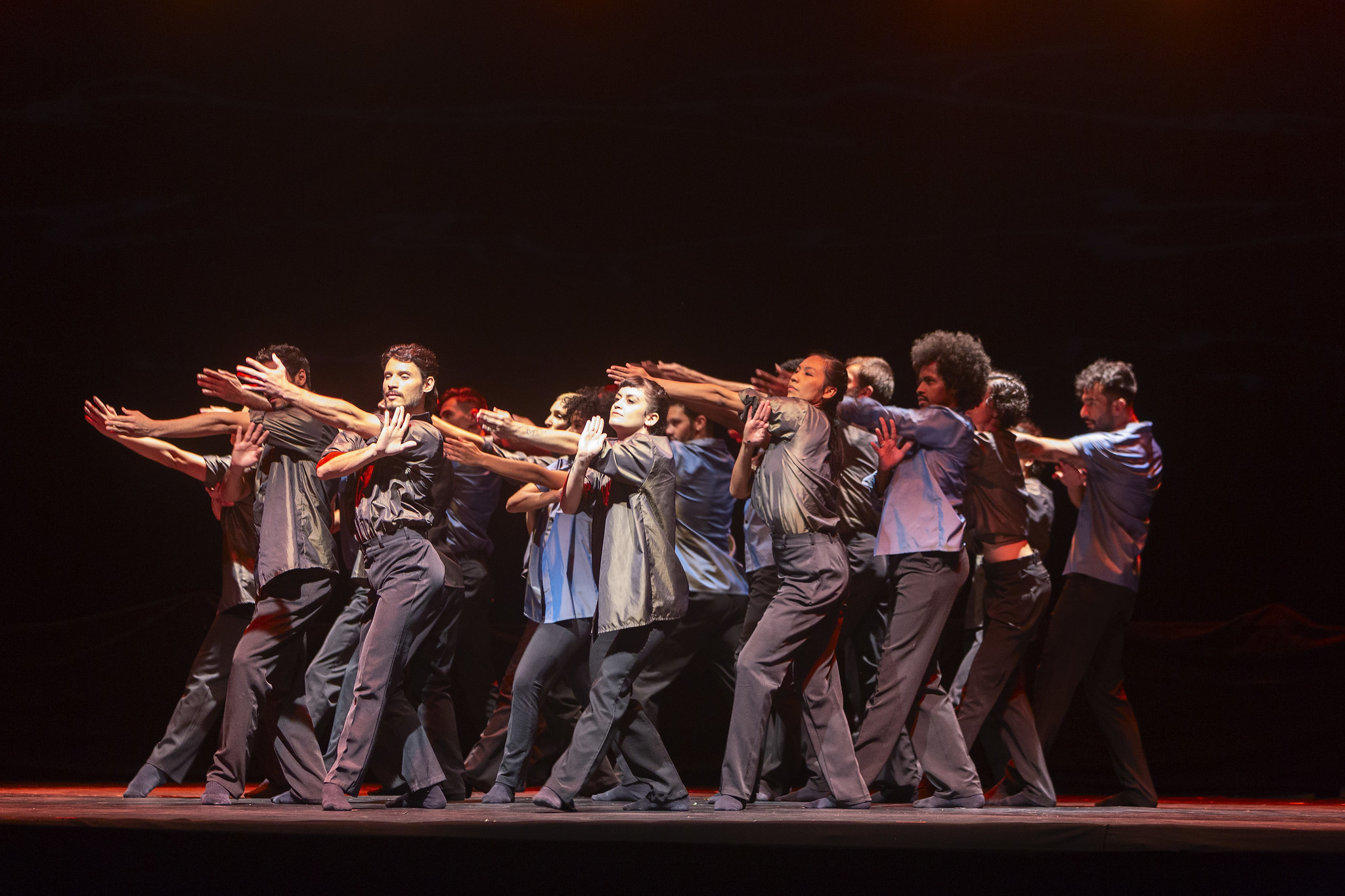 Bailarinos em formação durante as coreografias citadas.