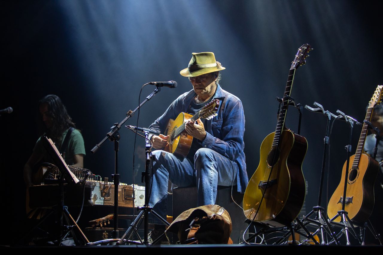 Almir Sater tocando em cima do palco