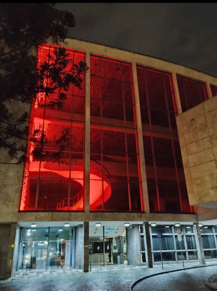 Centro Cultural Teatro Guaíra iluminado em laranja em prol do Agosto Laranja