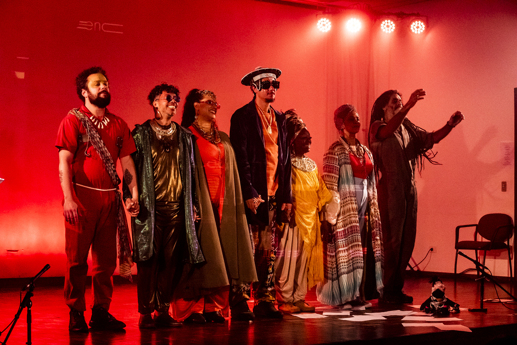Elenco da ópera em cena com iluminação colorida