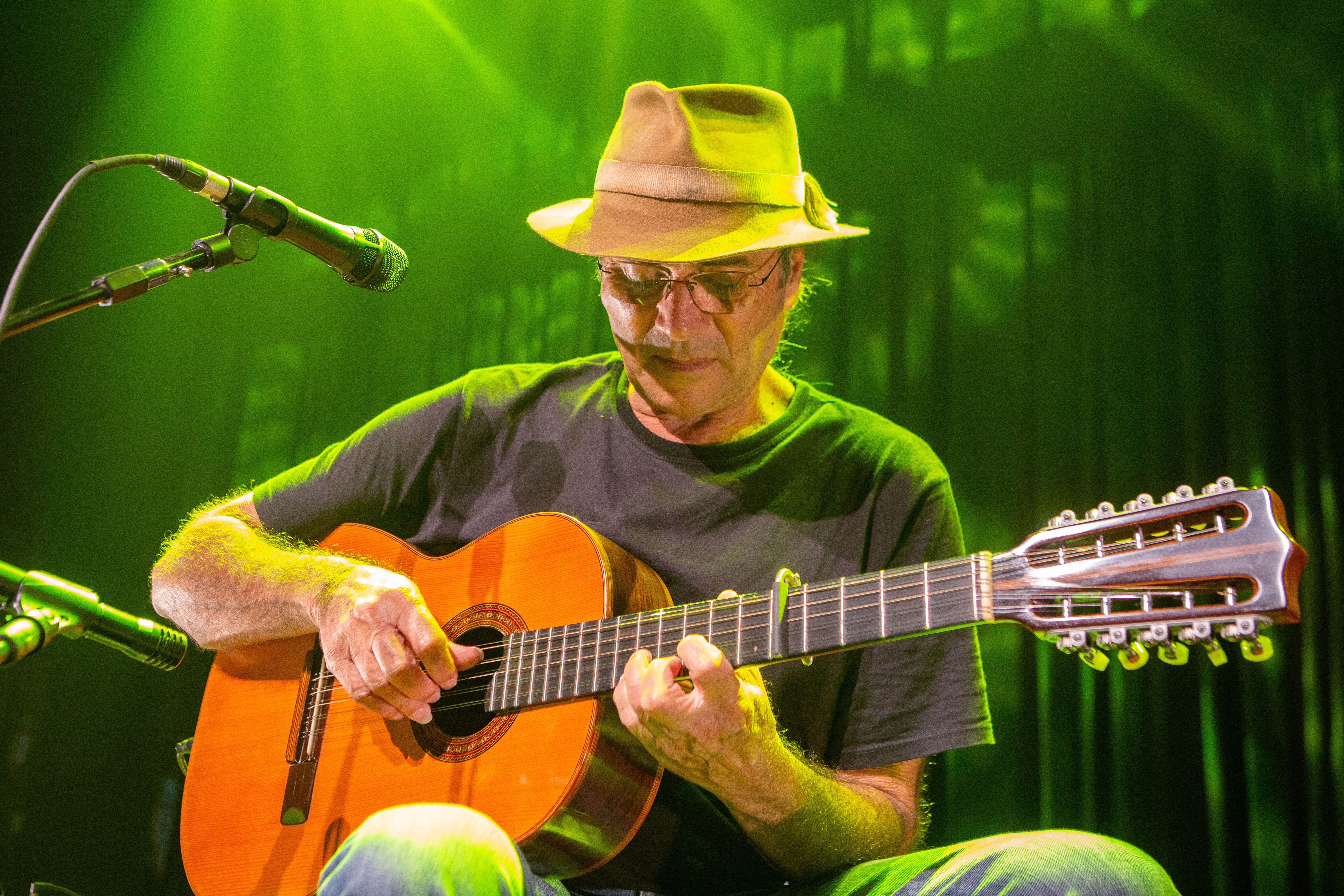 Almir Sater tocando