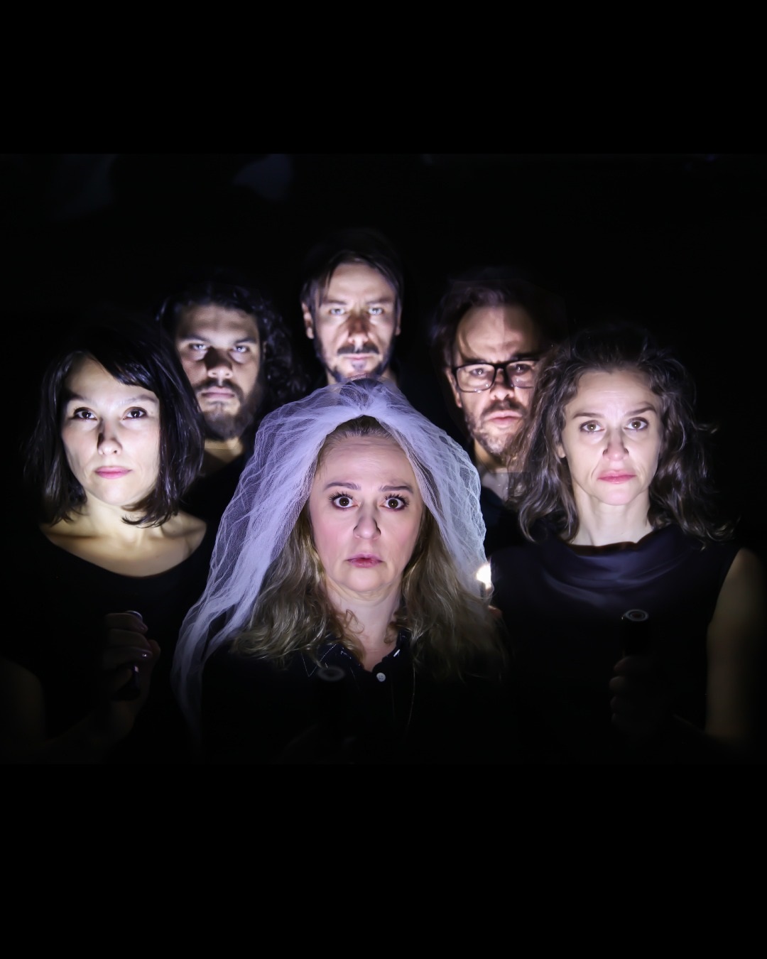 Elenco em luz de alto contraste.