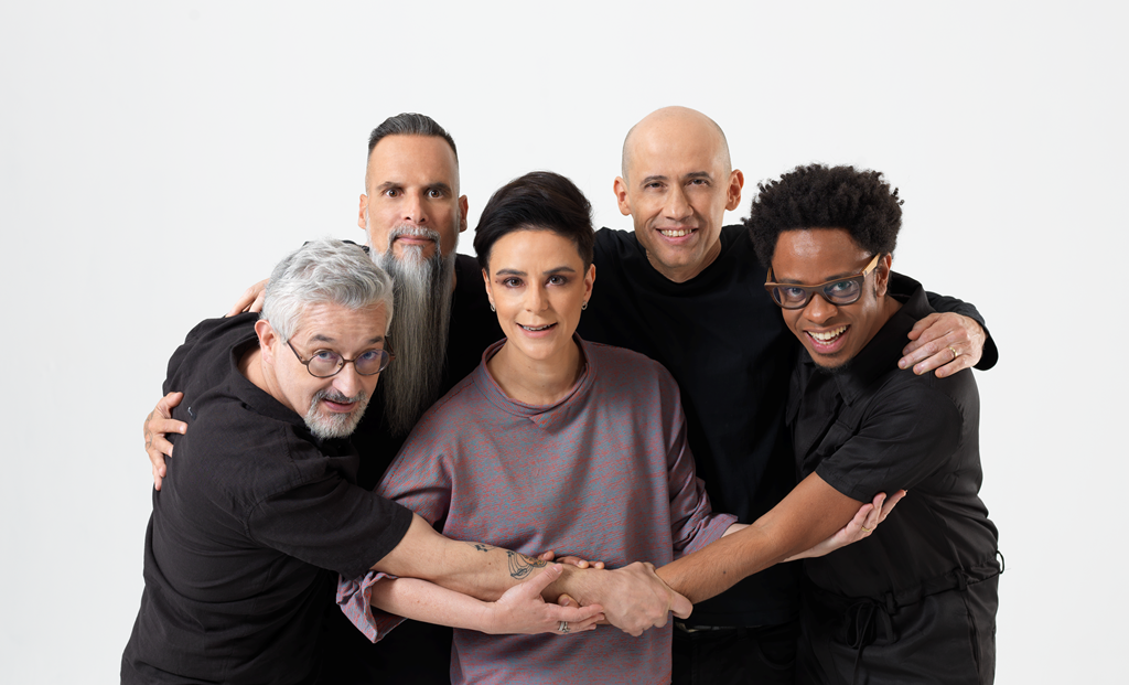 banda reunida em foto de estúdio