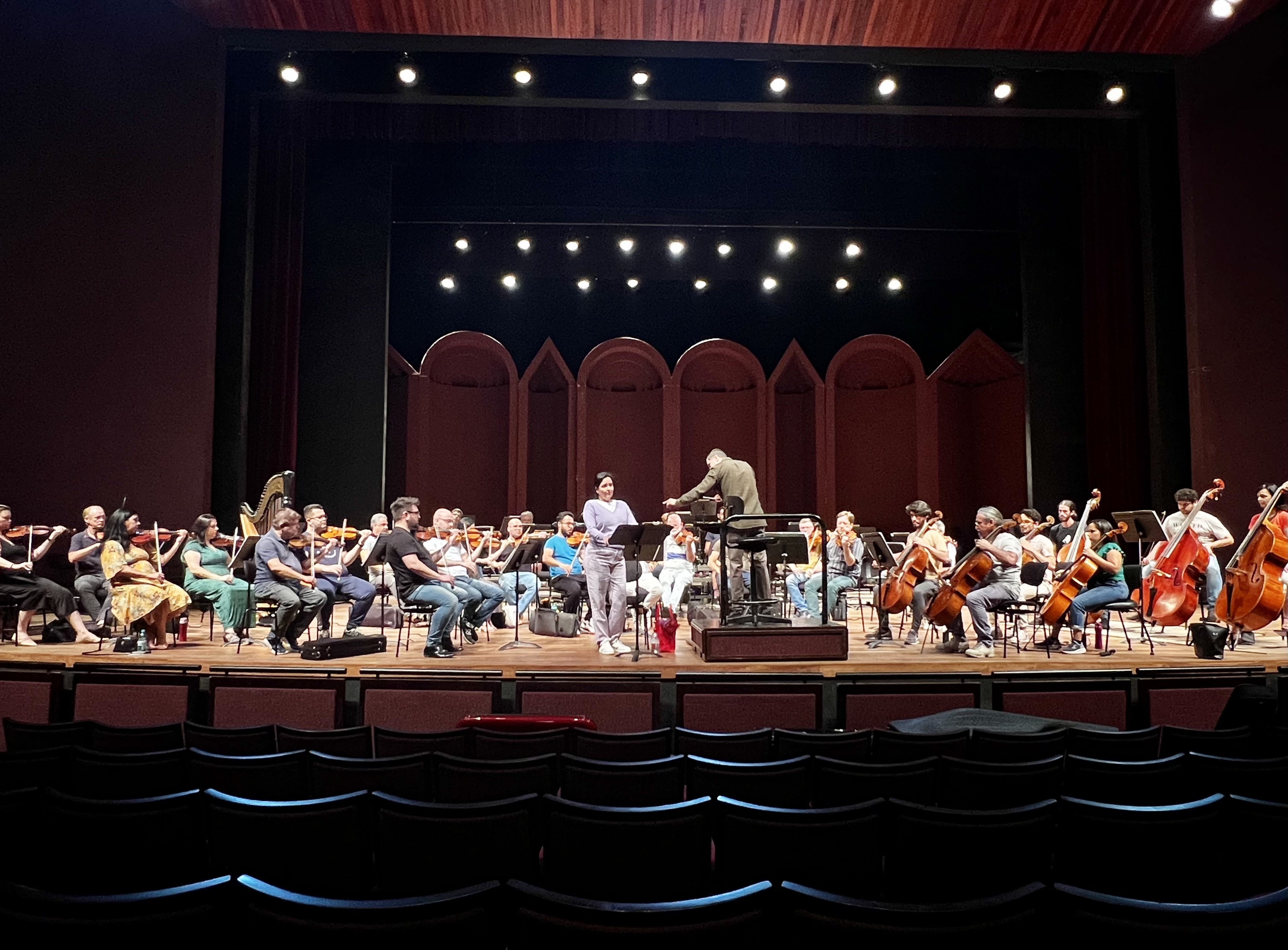 Orquestra ensaia com o maestro e a soprano convidados