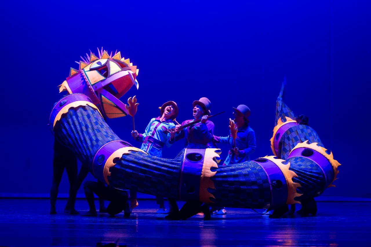 Apresentação do espetáculo, com as figuras do folclore, em 2022 no palco do Guaíra