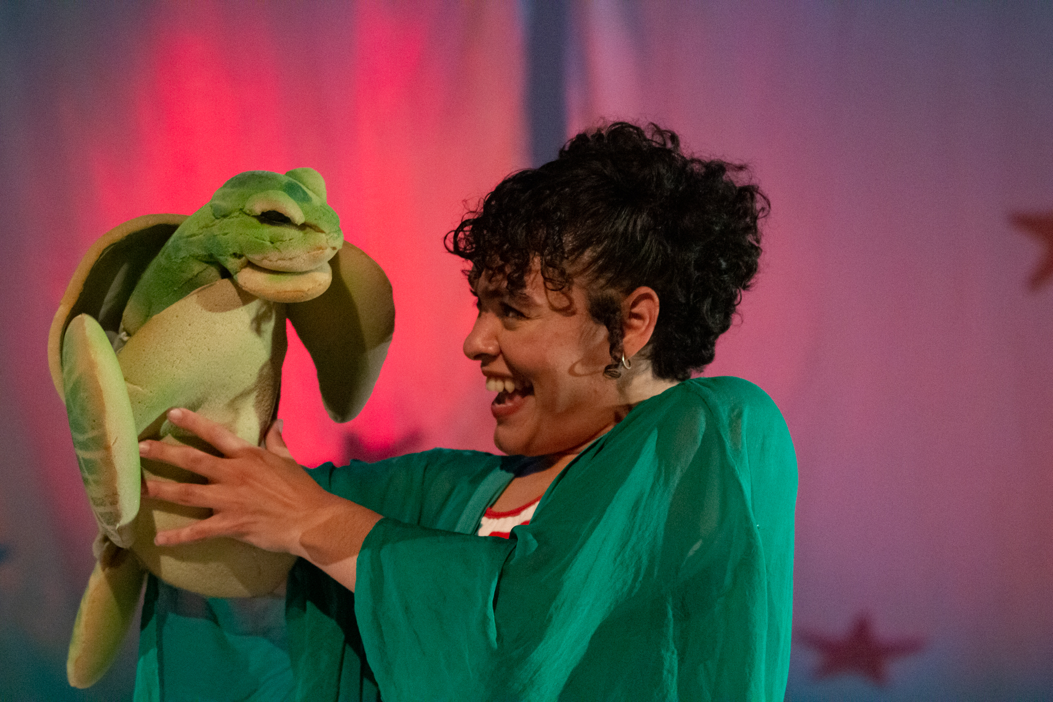 atriz com pelúcia de tartaruga