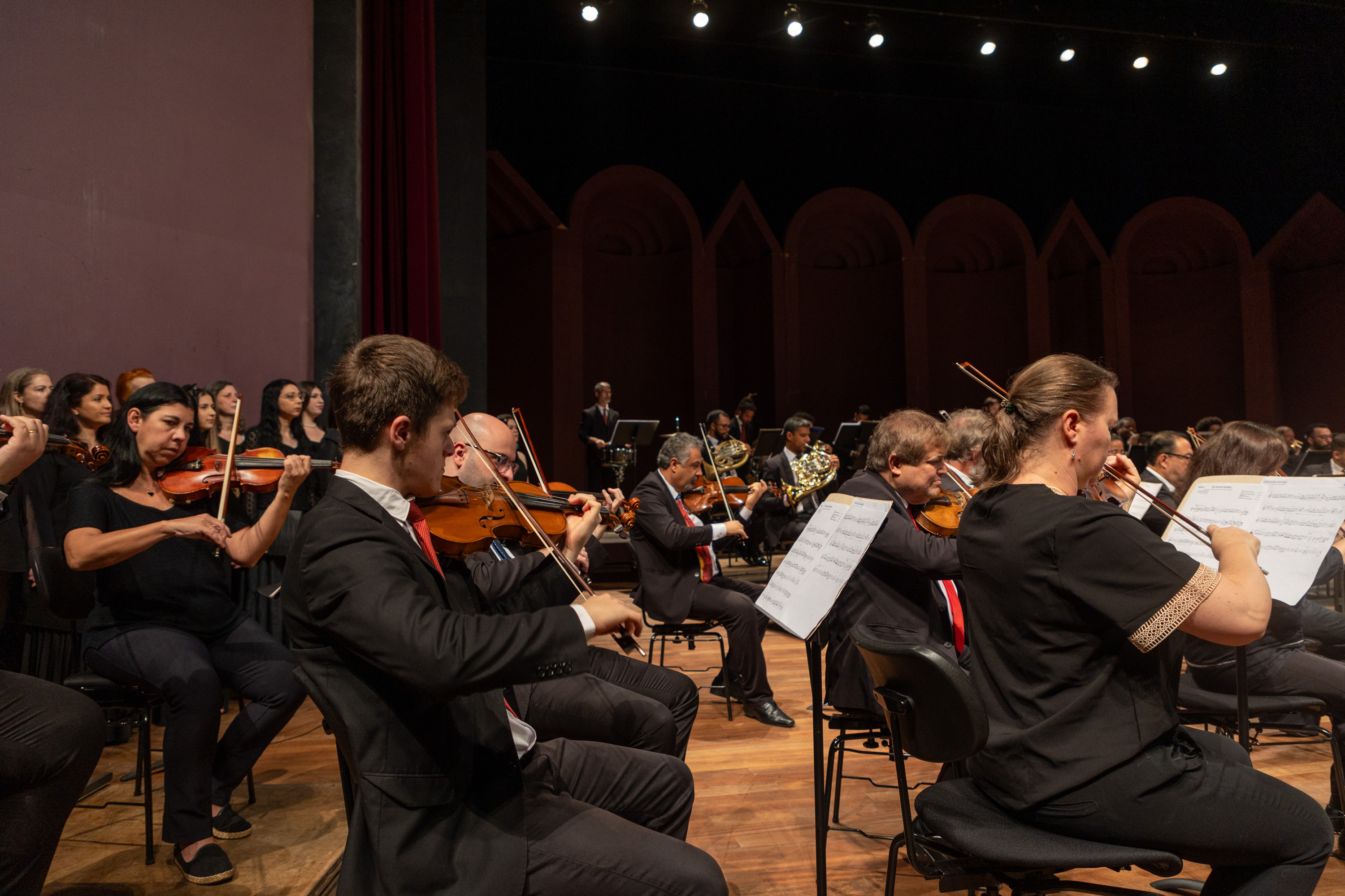 Orquestra no palco do Guairão