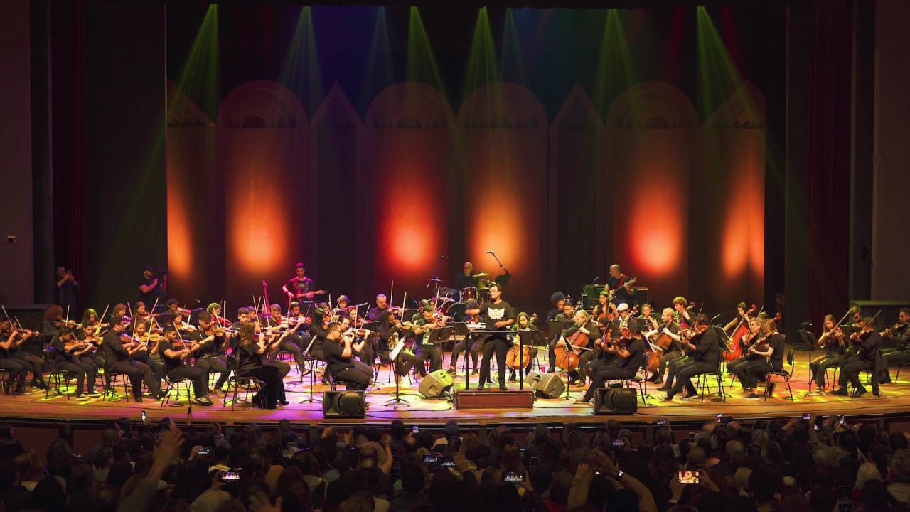Orquestra Cordas do Iguaçu posicionada no palco