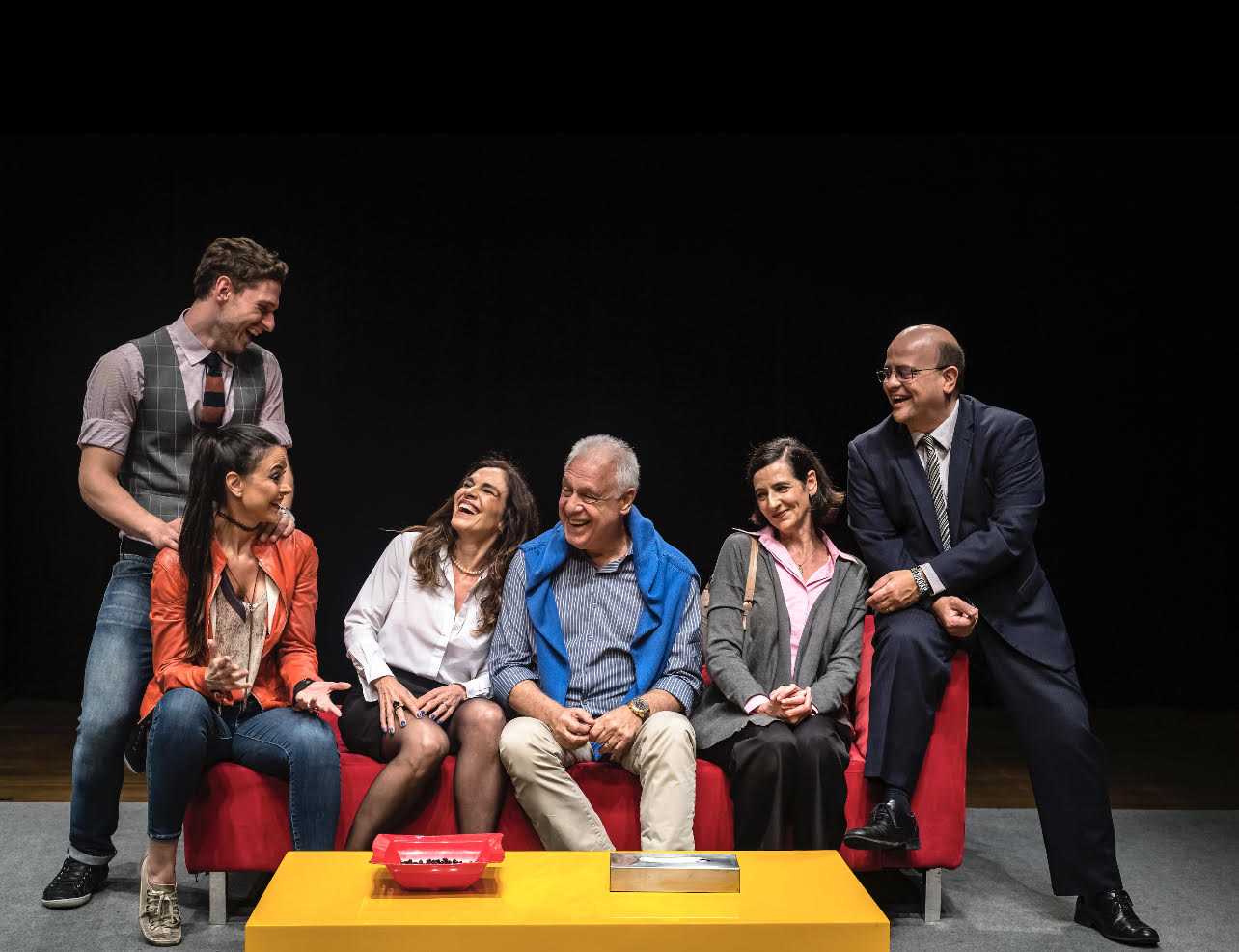 elenco reunido em peça Baixa Terapia