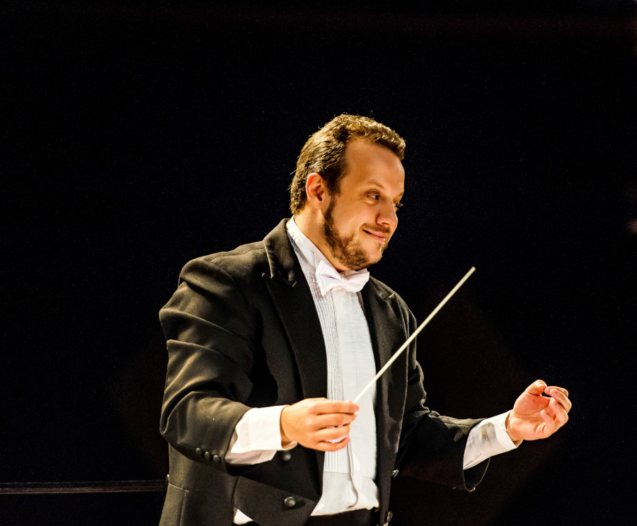 maestro Guilherme Mannis de terno em apresentação