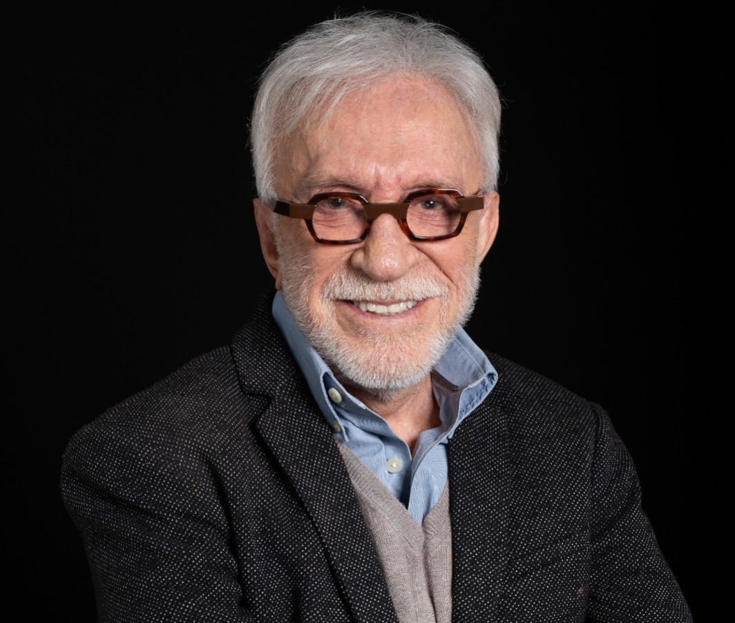 moacyr franco posa para foto