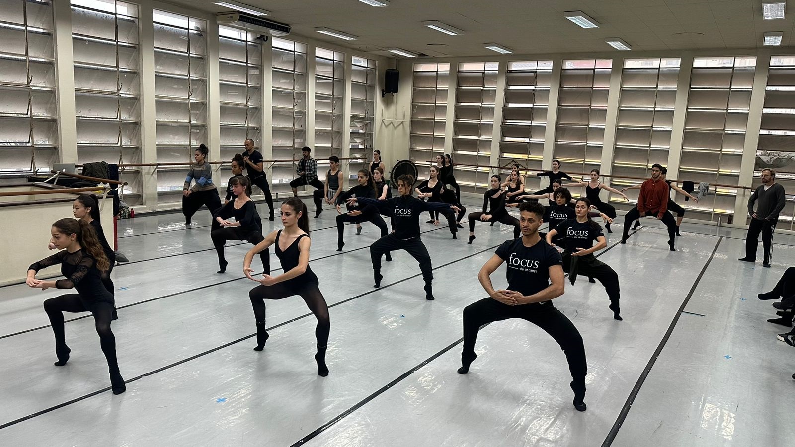 Alunos e bailarinos da companhia Focus durante a oficina