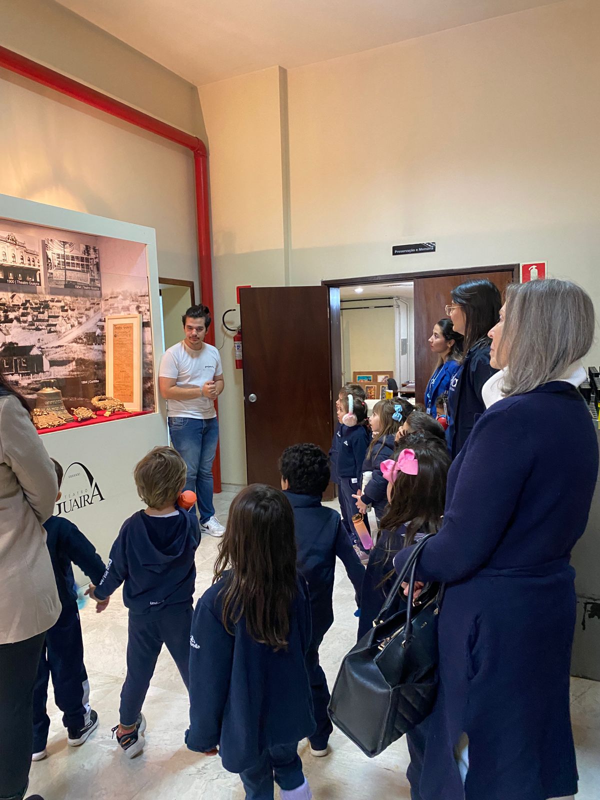 grupo de estudantes em visita guiada