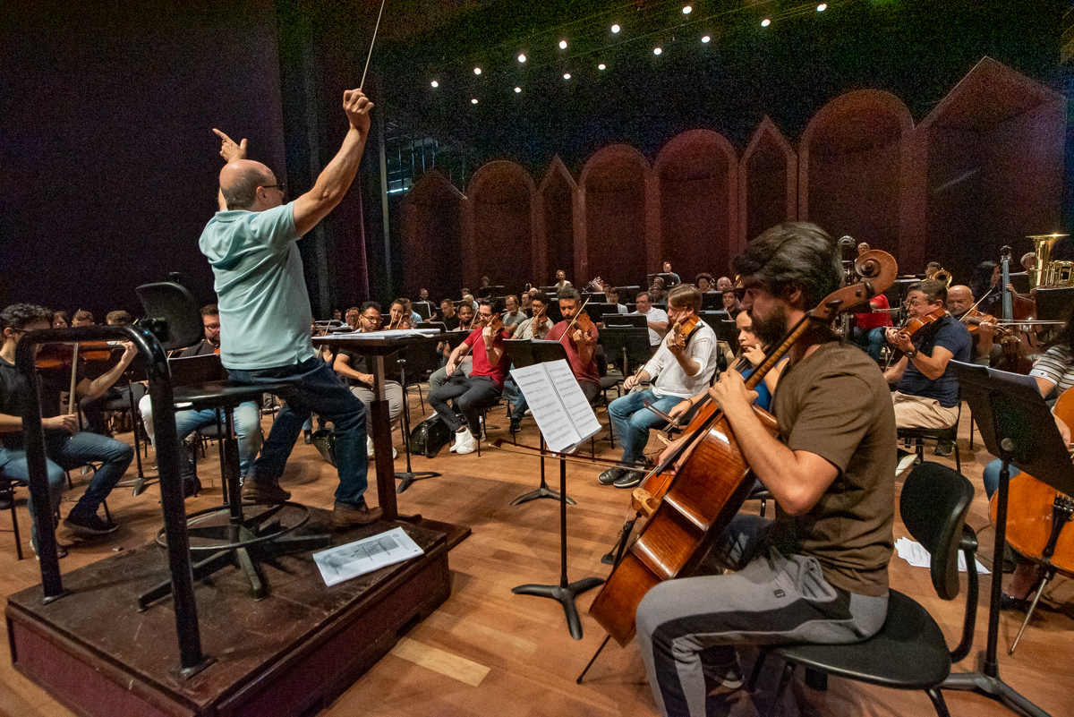 Orquestra Sinfônica do paraná no palco do Guairão no ensaio de