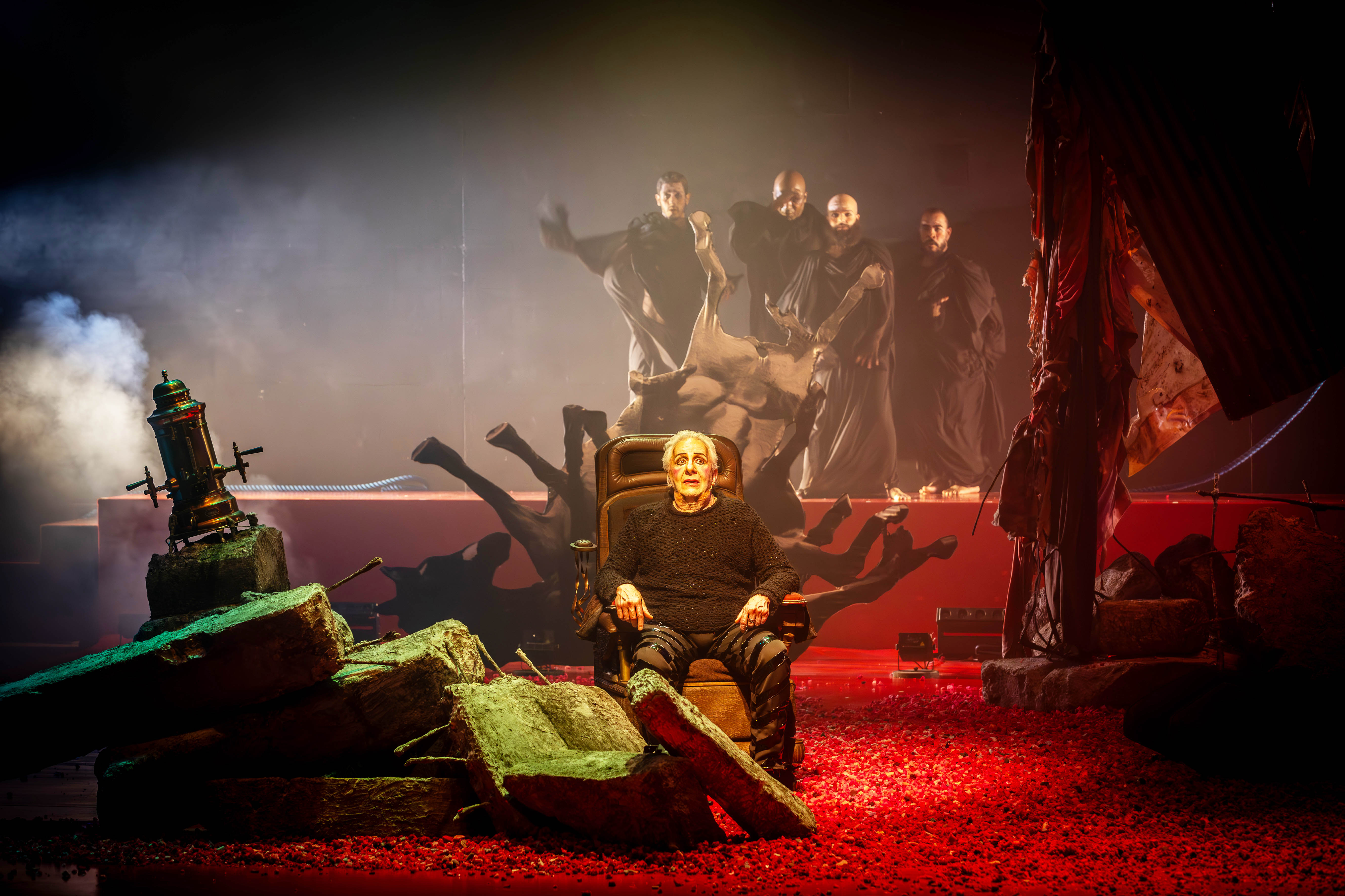 Marco Nanini atua em peça. Luzes vermelhas e verdes se dissipam com fumaça no palco