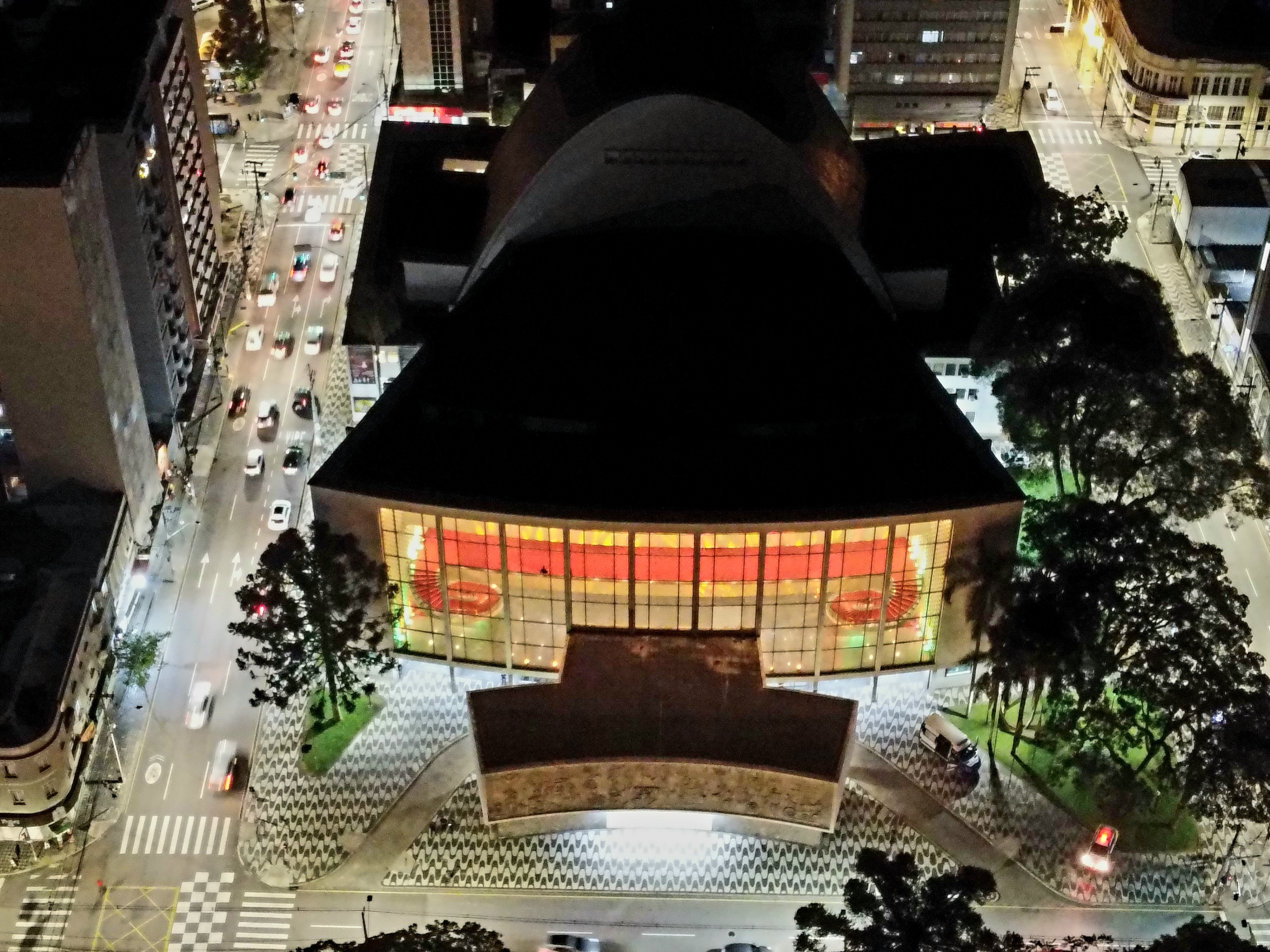 Teatro Guaíra à noite