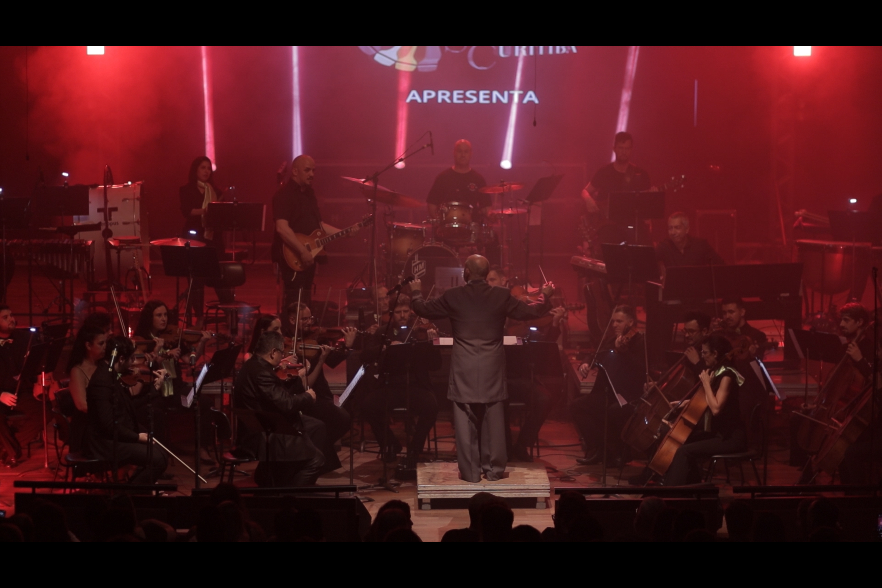 Apresentação anterior do espetáculo, em teatrocom efeitos em luz vermelha