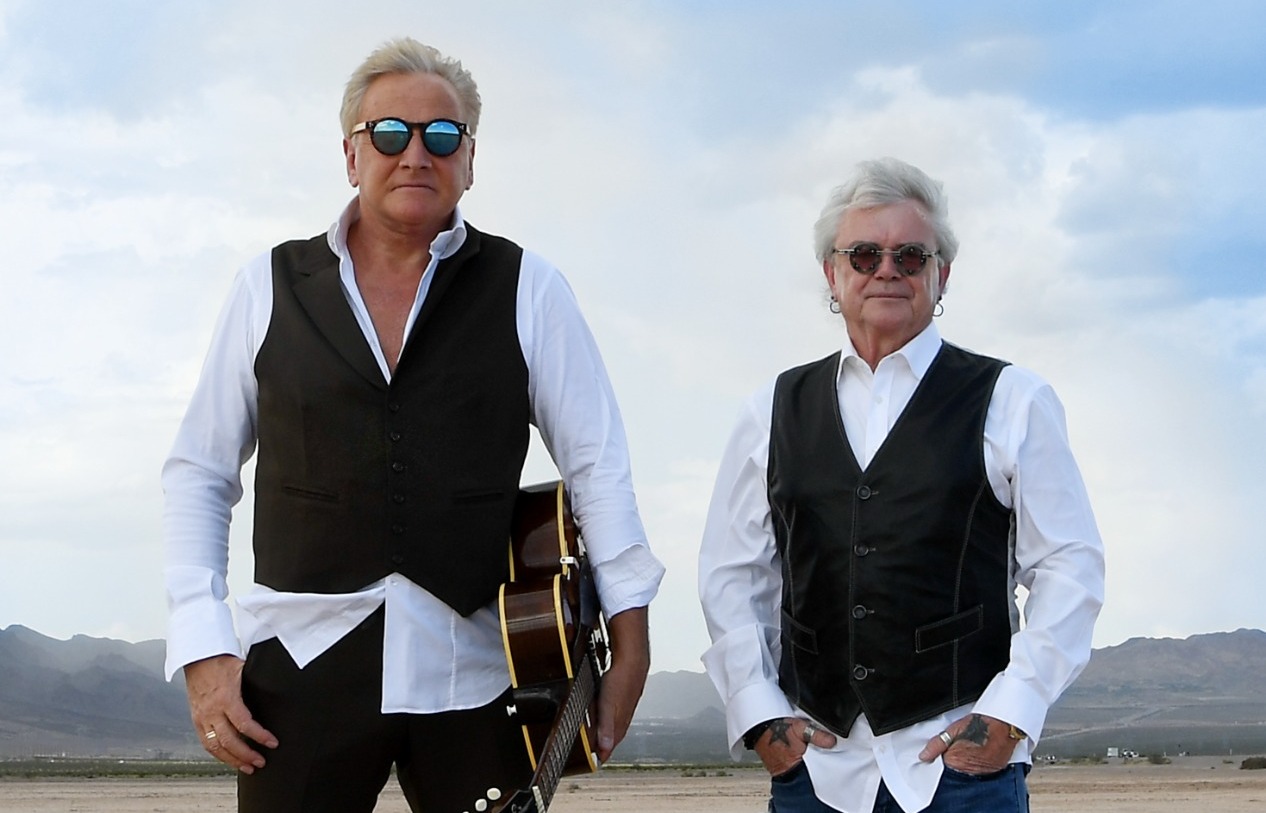 dupla air supply em imagem de divulgação. ao fundo, paisagem natural