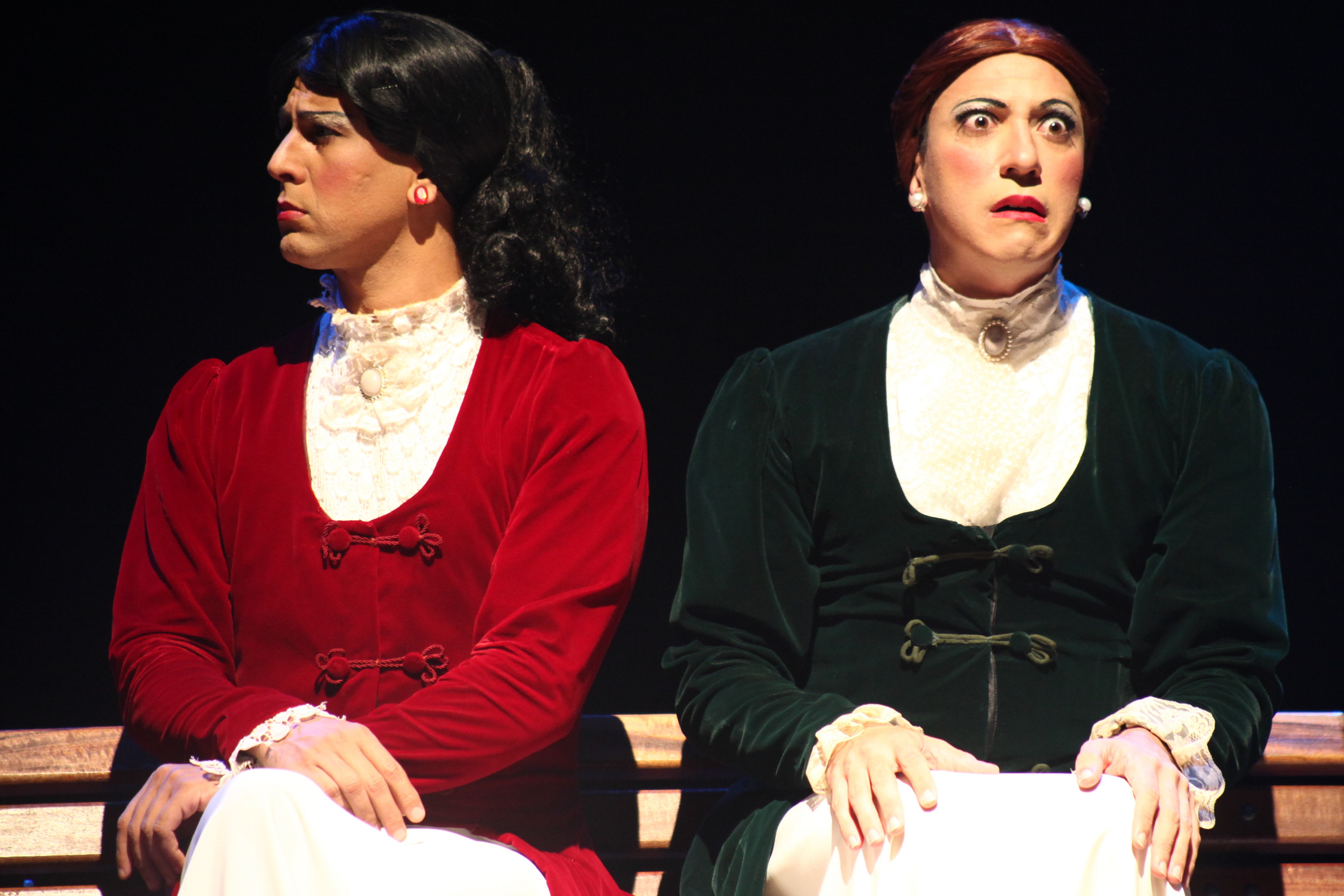 Em cena, os atores e suas personagens