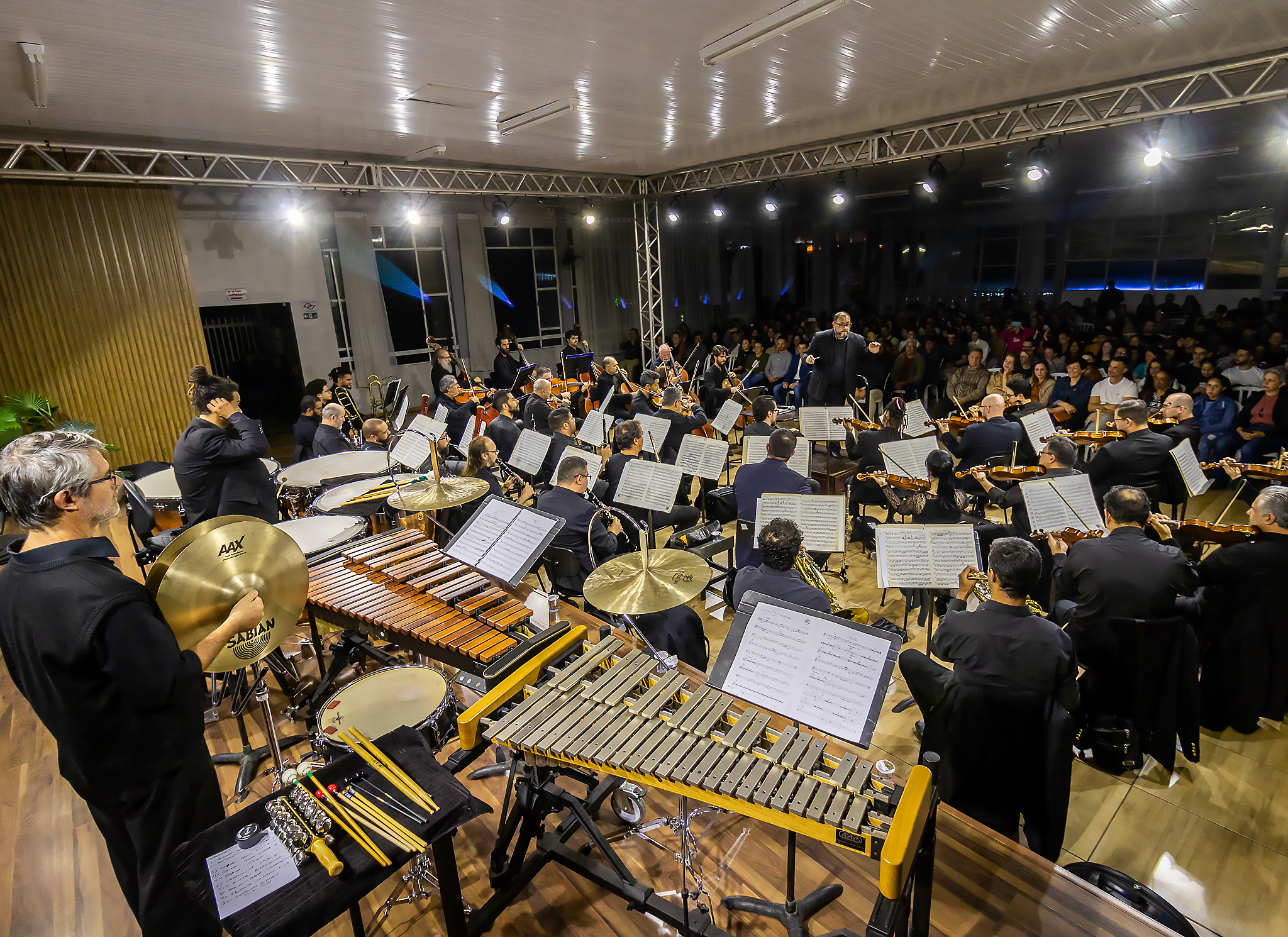 músicos e instrumentos dispostos à frente do público