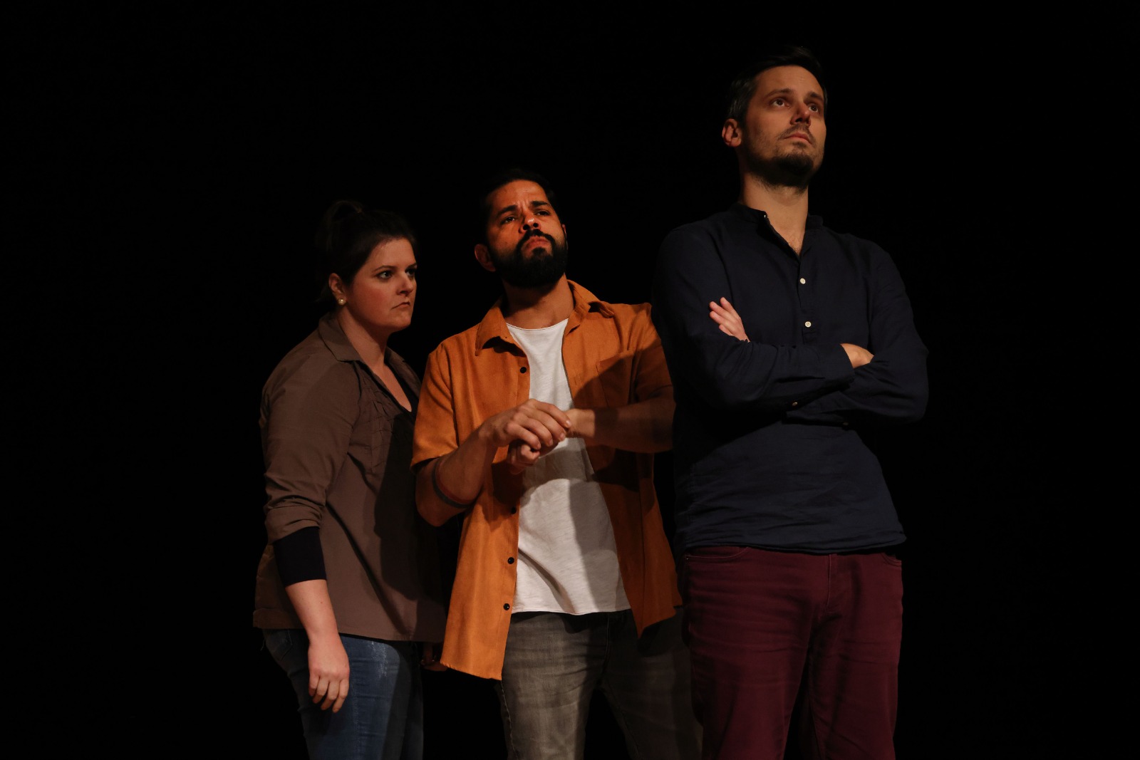 atores em improvisação. fundo preto