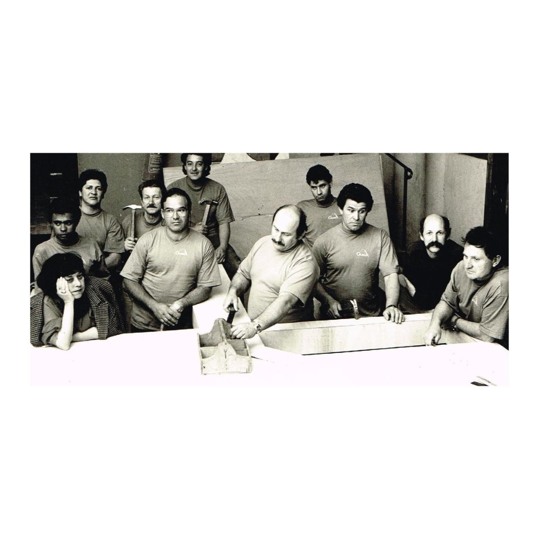 Rosa Magalhães com equipe de cenografia do Teatro Guaíra