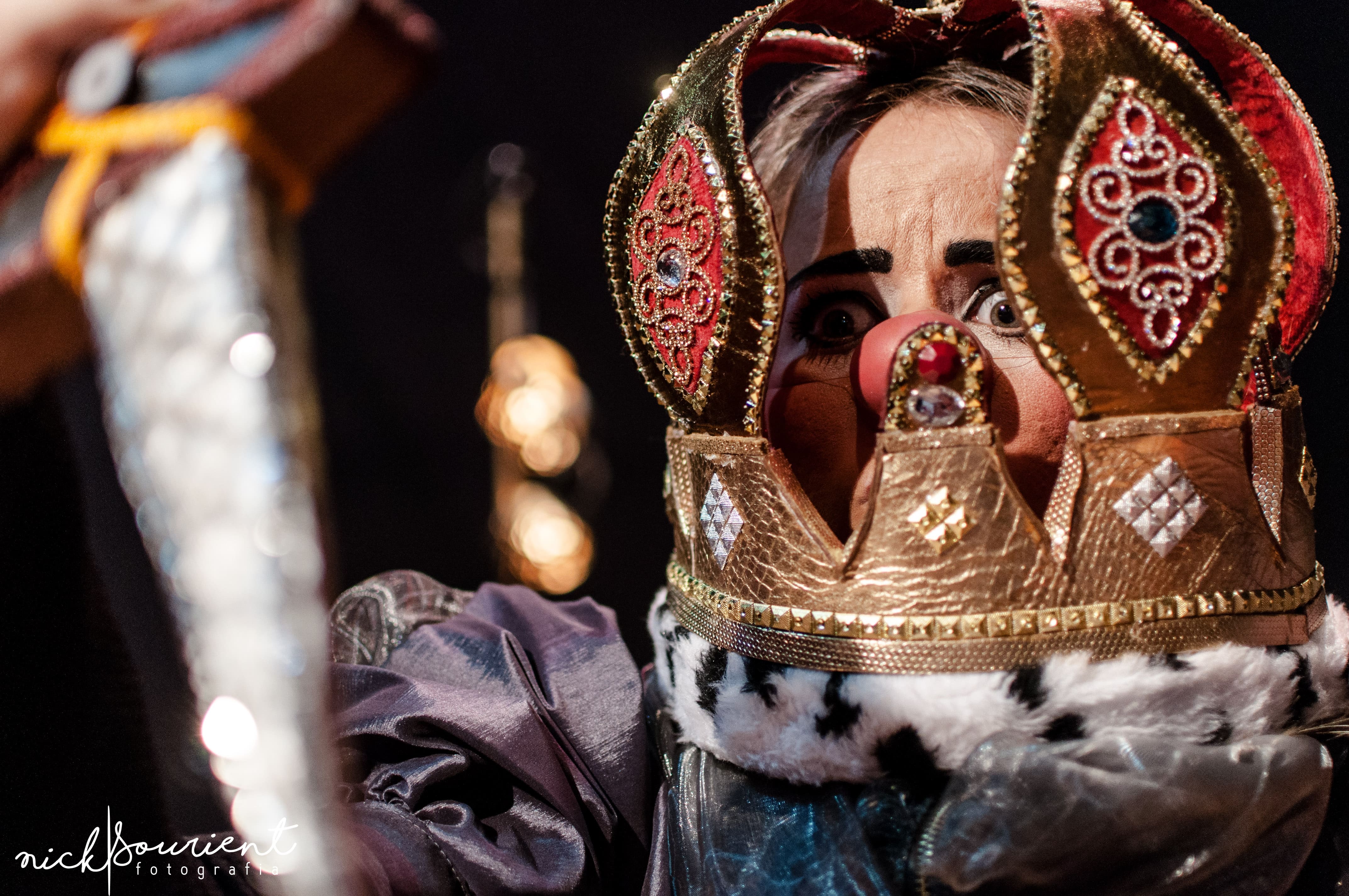 palhaça com cabeça presa dentro de coroa