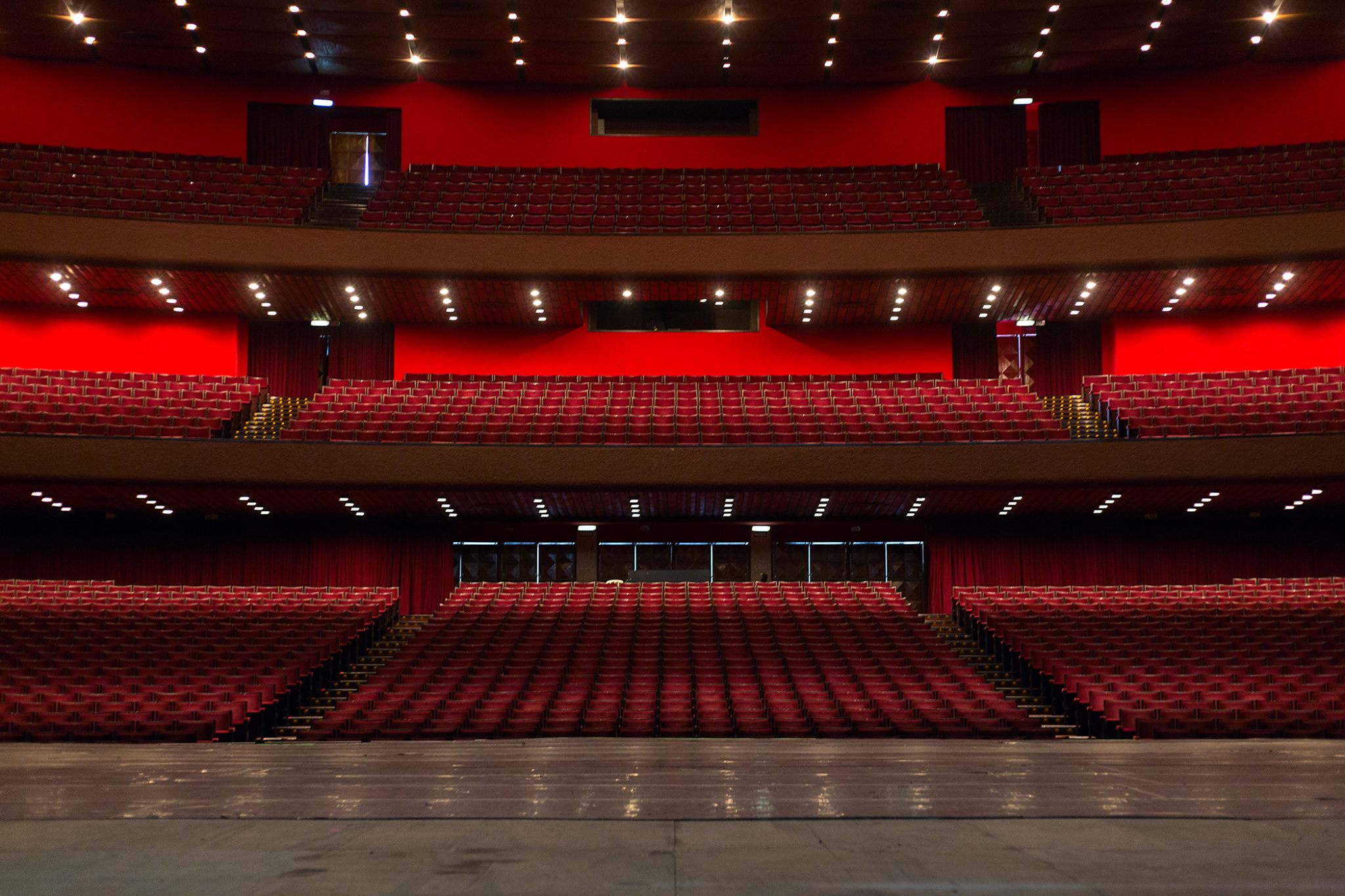 Vista do palco para o público no Guairão