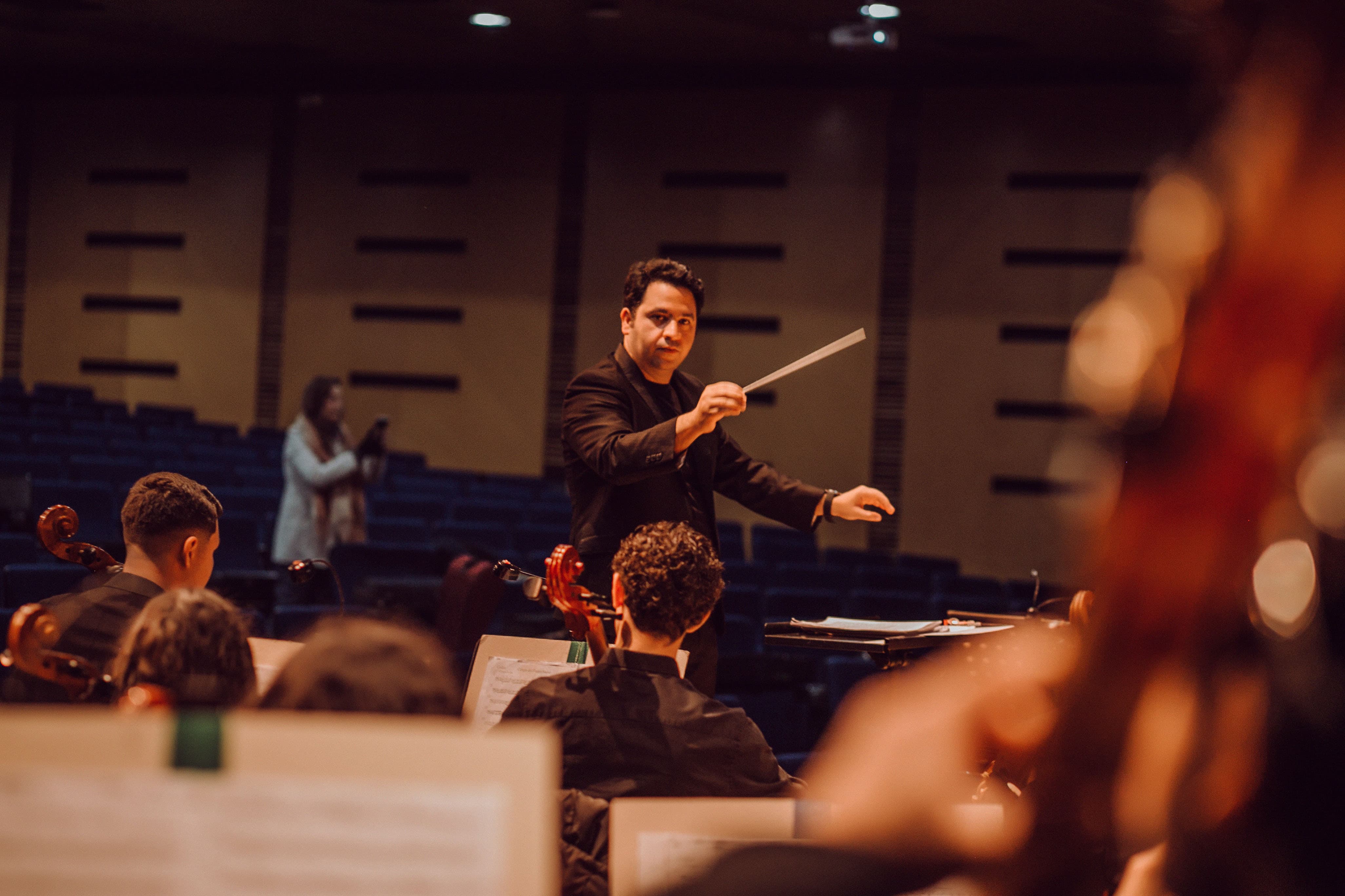 Maestro Roberto Ramos regendo orquestra
