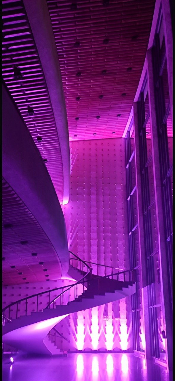 Teatro Guaíra com iluminação lilás