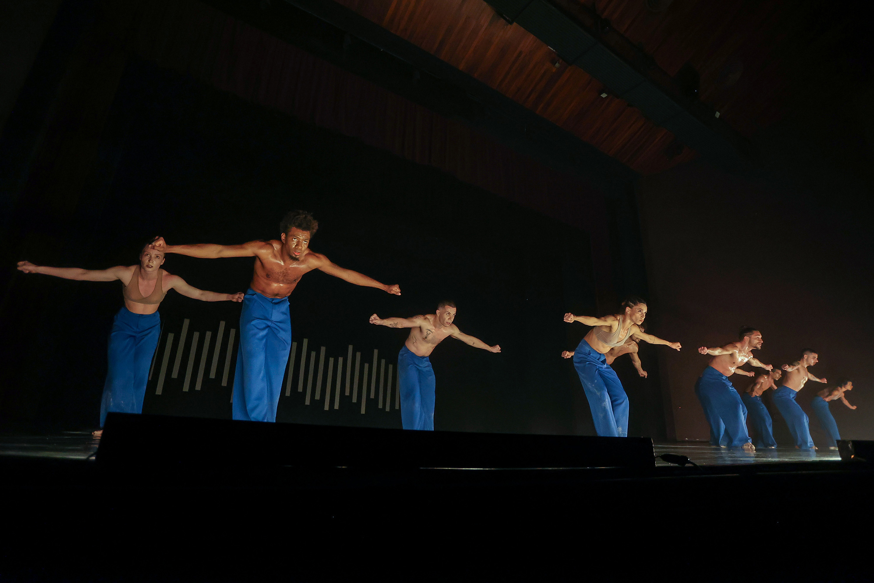 Companhia Balé Teatro Guaíra em apresentação de Castelo
